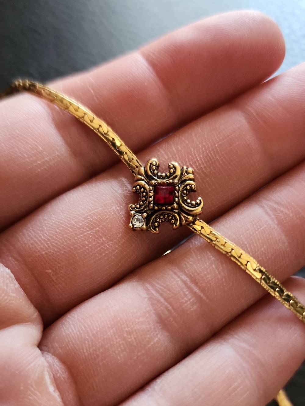 VTG Avon Gold Tone Women's Necklace with Red Gem Accent - Picture 5 of 9